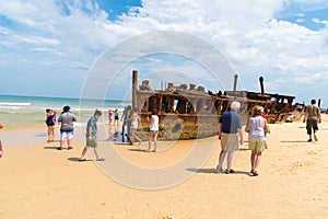 People at the Maheno shipwreck on 75 mile beach, one of the most popular landmarks on Fraser Island, Fraser Coast, Queensland, Aus