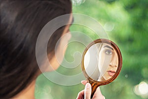 Frau in the mirror