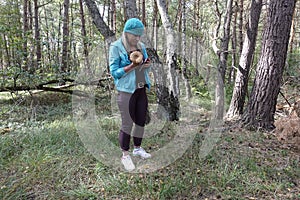 Frau telefoniert in Birken wald am Otternhagener Moor.