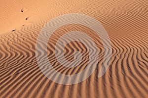 Freakish bends of sandy waves