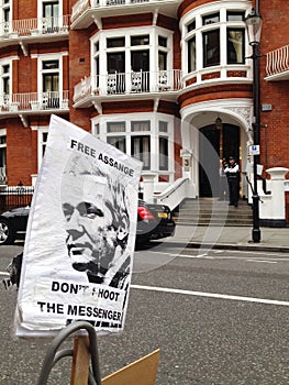 Free Assange sign