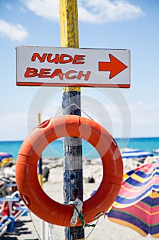 Free beach, indicator sign on wooden post with lifesaver