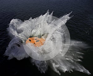 Free fall life boat