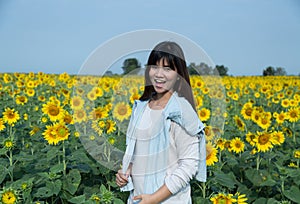 Free Happy young Woman Enjoying Nature. Beauty Girl Outdoor. smile and Enjoyment..