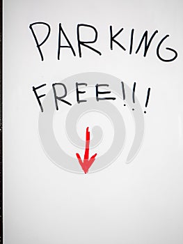 Free parking sign inside a hotel. Concepto de transporte