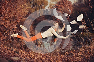 Libertad en. una mujer levitación en naturaleza 