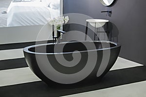 Indipendente nero vasca da bagno elegante minimalista bianco e nero suolo stile il bagno. bagno lavello Specchio sul parete 
