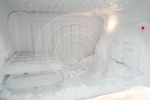 Freezer in the refrigerator. With too much ice Impact on the refrigerator does not work fully.