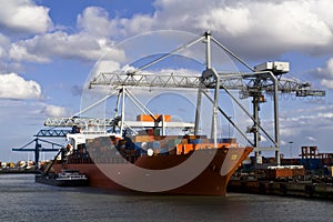 Náklad loď v prístav 