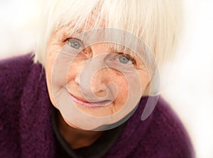 Più vecchio maturo una donna su bianco 
