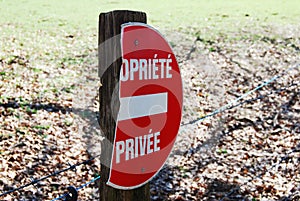 French broken sign `Private Propriety`
