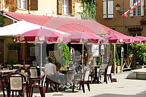 Francés cafetería en el sol 