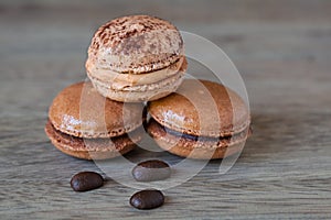 Francese cioccolato caffè amaretti un chicchi di caffè gustoso meringa di neve biscotto torta sul antico legna 