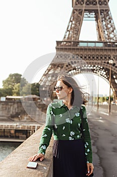 french manicure woman smartphone eiffel tower reflection glasses