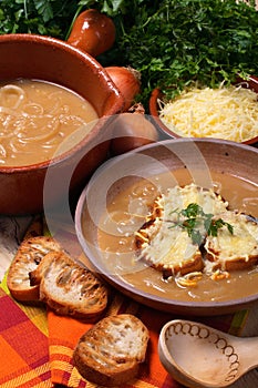 Francesa clásica sopa de cebolla con picatostes y queso.