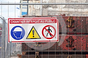 French sign on a fence stating Do not enter construction site