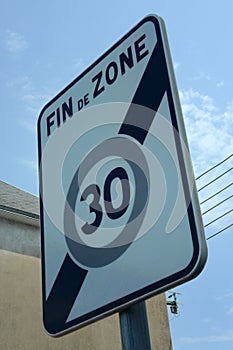 French sign indicating a speed limit limited to thirty kilometers an hour