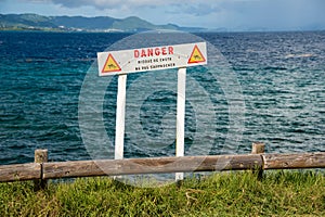 French sign warning people to keep away from a dangerous cliff