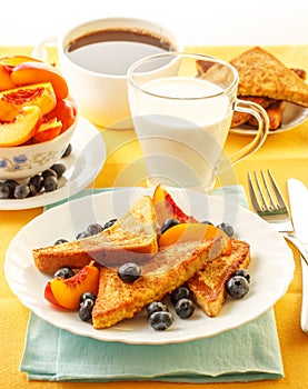 French toast with fruits
