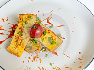 French Toast topping Spring onion Tomato Eaten with ketchup on dish white ingredient Bread Egg,Background Color