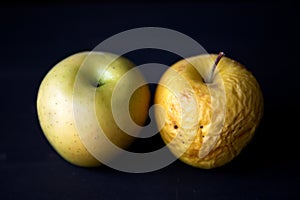 Čerstvý jablko a shnilý jablko 