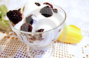Fresh blackberries with vanilla cream