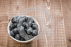 Fresh blueberry in a white bowl/fresh blueberry in a white bowl