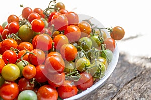 Fresh cherry tomatos can eat it or take it to cook.