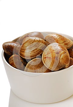 Fresh cherrystone clams in a bowl