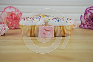 Fresh cupcakes with flowers and a mothers day note of thanks