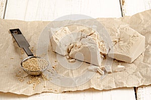 Fresh and dried yeast on kitchen paper