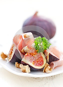 Fresh figs and ham