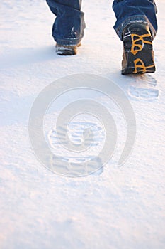 Čerstvý stopy muž topánky na sneh 