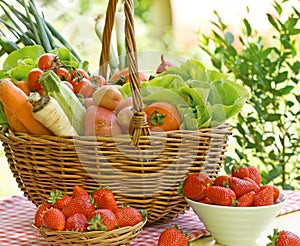 Fresh fruit i vegetables in wicker basket