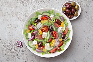 Frisch griechisch Salat tomate gurke Pfeffer oliven a Käse weiß eine schüssel 