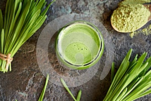 Fresh green barley grass juice with homegrown barleygrass and dry powder