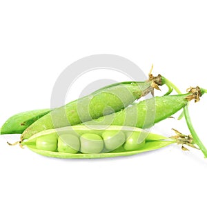 Čerstvý zelený hrášok zeleninový v biely 