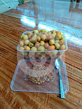 Fresh jujube on the face and chilisalt dip.