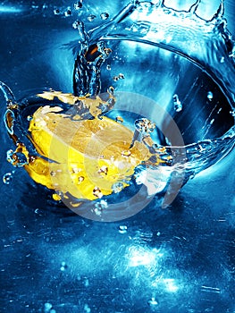 Fresco limón en el agua 