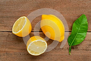 Fresco limones a limones hojas sobre el rural de madera. 