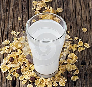 Fresh milk and cornflake on wooden table background