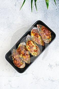 Fresh mussel baked with cheese