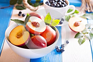 Fresh nectarines in a bowl