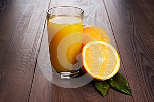 Fresco naranja a vaso jugo sobre el mesa 