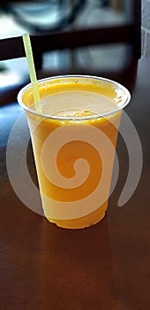 Fresco naranja jugo en taza 