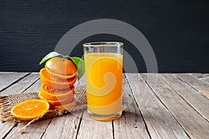 Fresco naranja a naranja jugo sobre el mesa 