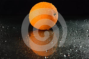 Fresco naranja sobre el húmedo negro 