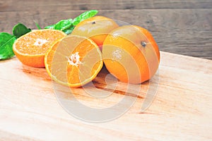Fresco naranjas sobre el de madera mesa en La cocina 