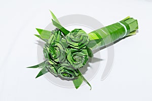 Fresh Pandanus leaf weave to rose bouquet