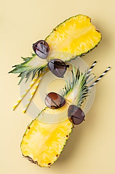 Frisch Ananas reduzieren zwei notizbuch oder skizzenbuch a sonnenbrille auf der. sommer. kreativ eine Wohnung Satz 